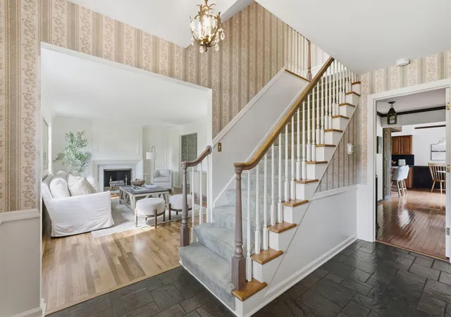 4th image of 4350 Crown Point Dr, Columbus, OH 43220 | MLS# 226025446
