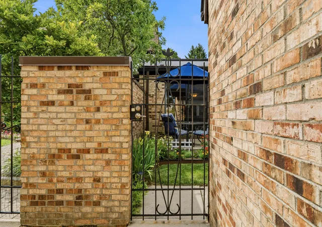 Listing Photo 4 - Condo for sale in building located at 1691 Arlingate Dr N, Columbus, OH 43220