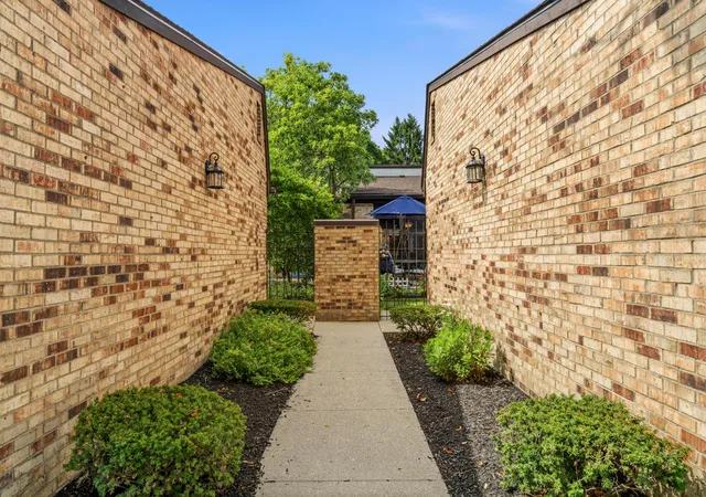 Listing Photo 5 - Condo for sale in building located at 1691 Arlingate Dr N, Columbus, OH 43220