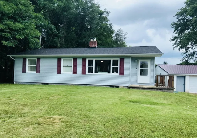 Homes for sale in Lancaster, OH | 930 Lake Rd Se, Lancaster, OH 43130 | MLS# 226025377