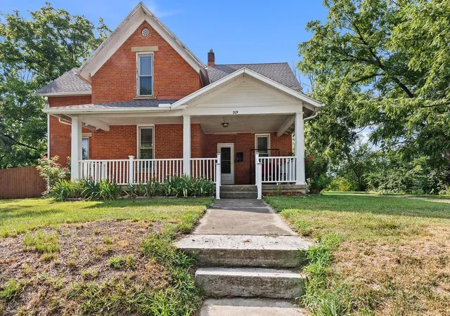 Photo 3 of Single family home for sale at 209 W High St, London, OH 43140 | MLS# 226026487 | Listing updated on 2026-10-05