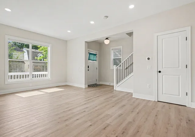 3rd image of 916 Oakwood Ave, Columbus, OH 43206 | MLS# 226025405