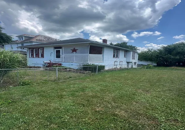 Homes for sale in Lancaster, OH | 604 W Wheeling St, Lancaster, OH 43130 | MLS# 226025274