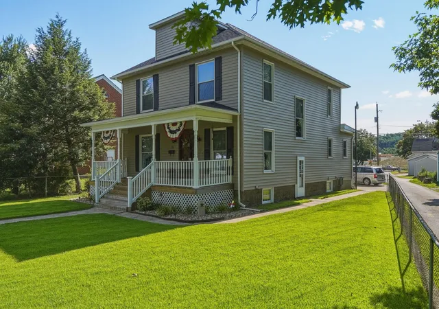 1st image of 897 Brighton Blvd, Zanesville, OH 43701 | MLS# 226025690