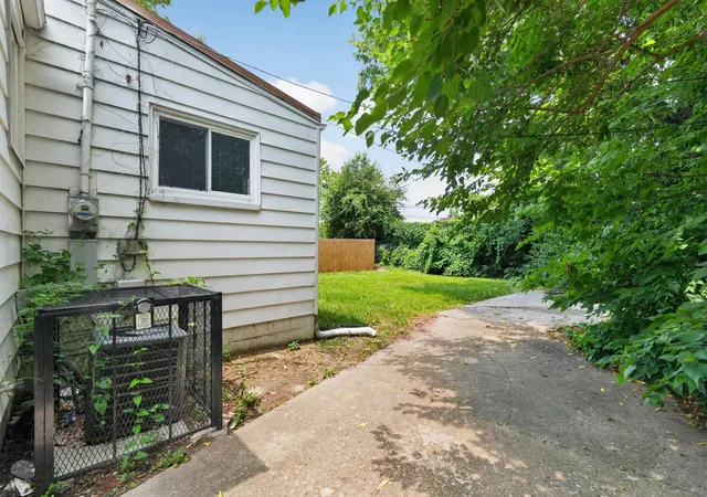 Photo 3 of Single family home for sale at 1692 E Kossuth St, Columbus, OH 43206 | MLS# 226026524 | Listing updated on 2026-09-03
