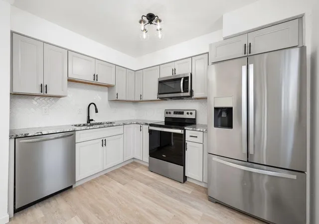 Listing Photo 5 - Condo for sale in building located at 2348 Hardesty Ct, Columbus, OH 43204 - Unit #JA3