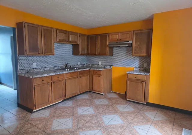 2nd image of 315 S Shaffer St, Springfield, OH 45506 | MLS# 226027244