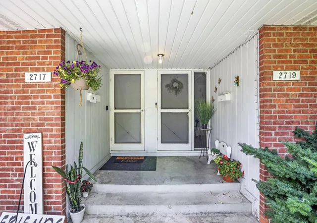 Listing Photo 5 - Condo for sale in building located at 2715 Charing Rd, Columbus, OH 43221