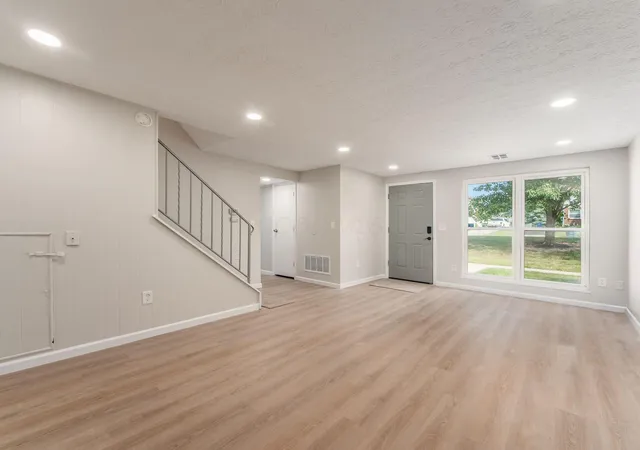 4th image of 660 Cherry Hollow Rd #E, Columbus, OH 43228 | MLS# 226025646