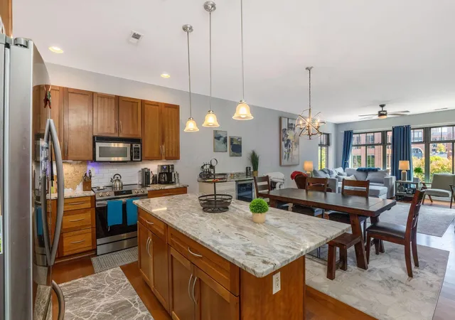 Listing Photo 1 - Condo for sale in building located at 251 Daniel Burnham Sq, Columbus, OH 43215 - Unit #405