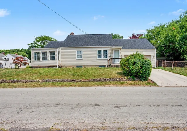 Photo 3 of Single family home for sale at 822 Bulen Ave, Columbus, OH 43205 | MLS# 226025805 | Listing updated on 2026-07-28