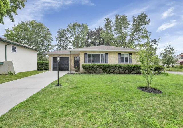 Photo 2 of Single family home for sale at 1695 Rocky Pine Loop N, Columbus, OH 43229 | MLS# 226025816 | Listing updated on 2026-07-28