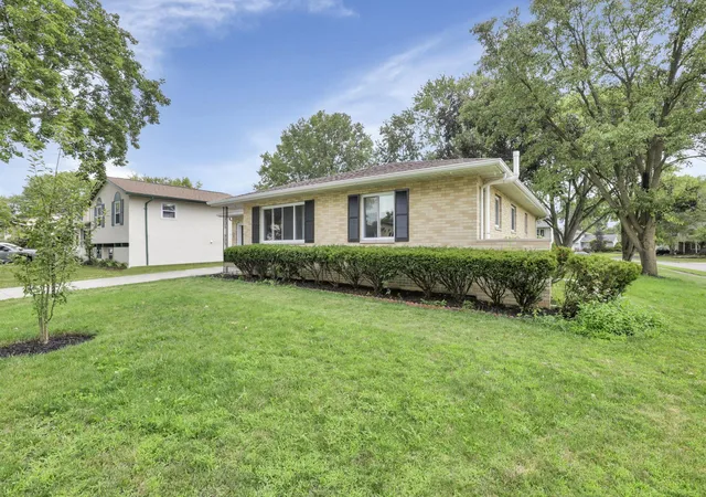 Photo 3 of Single family home for sale at 1695 Rocky Pine Loop N, Columbus, OH 43229 | MLS# 226025816 | Listing updated on 2026-07-28