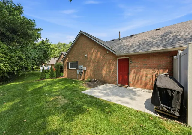 Listing Photo 2 - Condo for sale in building located at 5608 Blendon Vw Ct, Columbus, OH 40046 - Unit #