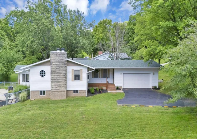 1st image of 1401 N High St, Lancaster, OH 43130 | MLS# 226025902