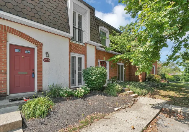 Listing Photo 3 - Condo for sale in building located at 2795 Chateau Cir, Columbus, OH 43221 - Unit #50