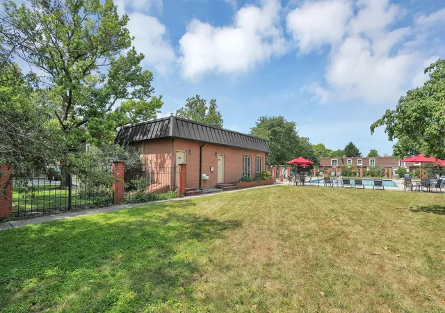 Listing Photo 2 - Condo for sale in building located at 2795 Chateau Cir, Columbus, OH 43221 - Unit #50