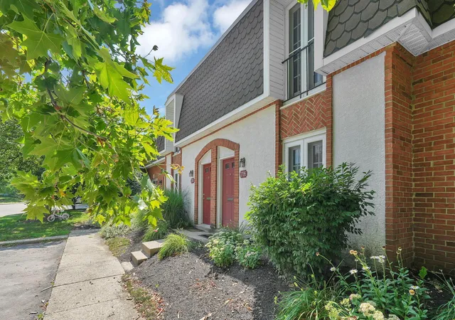 Listing Photo 4 - Condo for sale in building located at 2795 Chateau Cir, Columbus, OH 43221 - Unit #50