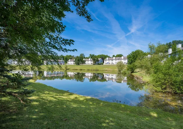 Listing Photo 2 - Condo for sale in building located at 5971 Shadow Lake Cir, Columbus, OH 43235 - Unit #