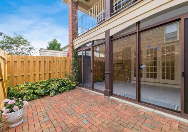 Listing Photo 2 - Condo for sale in building located at 911 Manor Ln, Columbus, OH 43221 - Unit #J