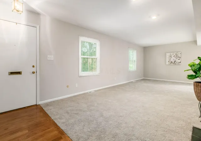 Listing Photo 3 - Condo for sale in building located at 911 Manor Ln, Columbus, OH 43221 - Unit #J