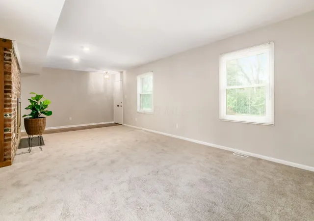 Listing Photo 4 - Condo for sale in building located at 911 Manor Ln, Columbus, OH 43221 - Unit #J