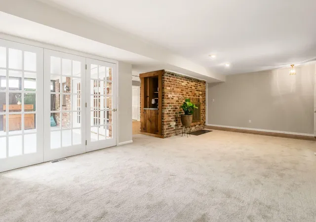Listing Photo 5 - Condo for sale in building located at 911 Manor Ln, Columbus, OH 43221 - Unit #J