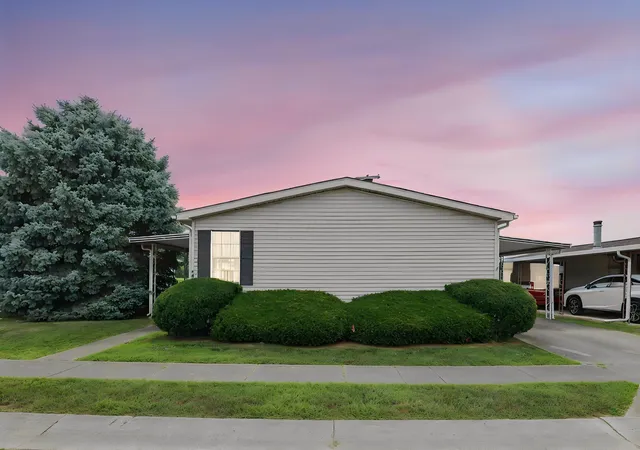 Photo 3 of Sale Pending at 4489 Nevada Dr W, Columbus, OH 43207 | MLS# 226026460 | Listing updated on 2026-08-24