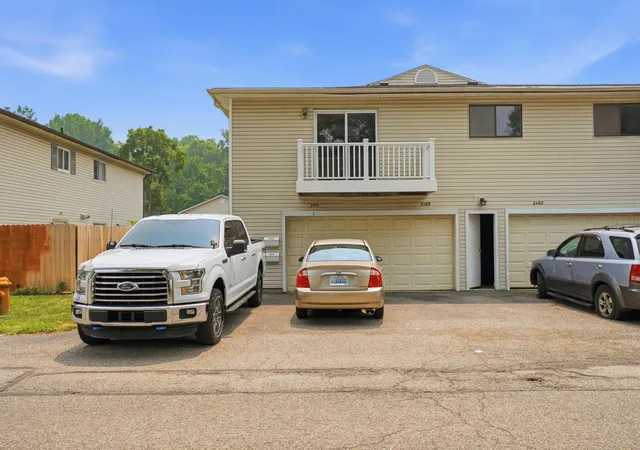 Listing Photo 2 - Condo for sale in building located at 2471 Natchez Dr, Columbus, OH 43209 - Unit #D