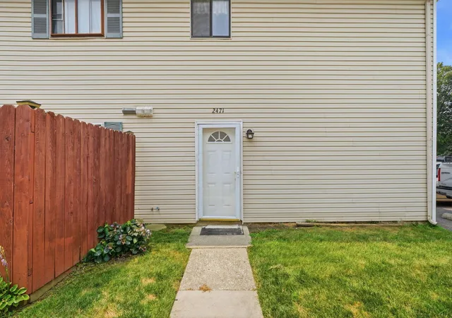 Photo 2 of Condo for sale at 2471 Natchez Dr #D, Columbus, OH 43209 | MLS# 226027026 | Listing updated on 2026-09-10