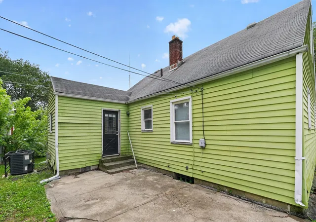 Photo 3 of Sale Pending at 584 S Ashburton Rd, Columbus, OH 43213 | MLS# 226028402 | Listing updated on 2026-10-07