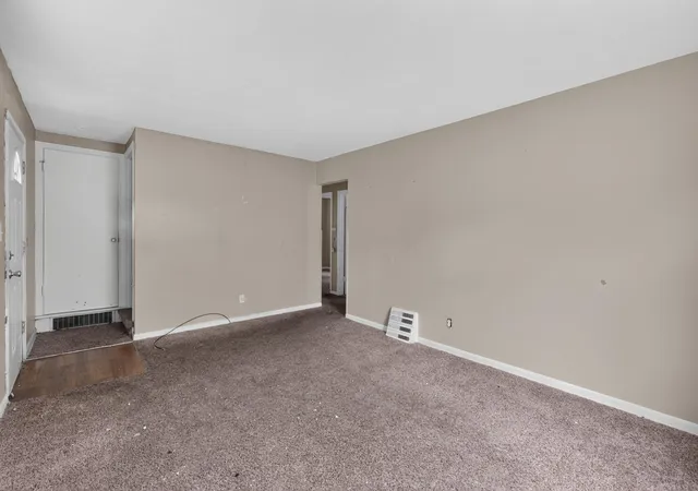 Photo 4 of Sale Pending at 584 S Ashburton Rd, Columbus, OH 43213 | MLS# 226028402 | Listing updated on 2026-10-07