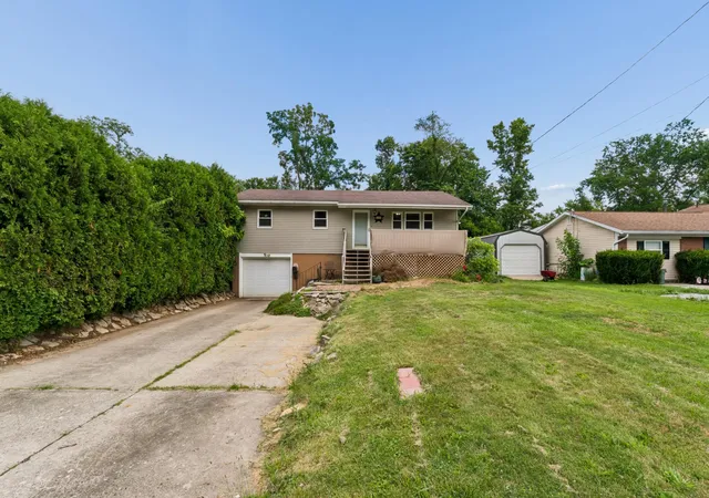 Photo 3 of Single family home for sale at 437 Brenda Dr, Mansfield, OH 44907 | MLS# 226027382 | Listing updated on 2026-08-21