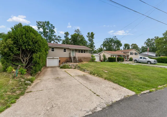 Photo 4 of Single family home for sale at 437 Brenda Dr, Mansfield, OH 44907 | MLS# 226027382 | Listing updated on 2026-08-21