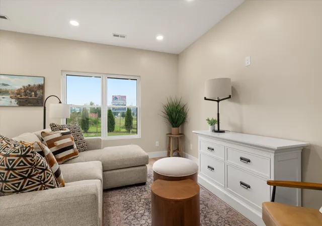 Listing Photo 4 - Condo for sale in building located at 1327 S Trimble Rd, Mansfield, OH 44907