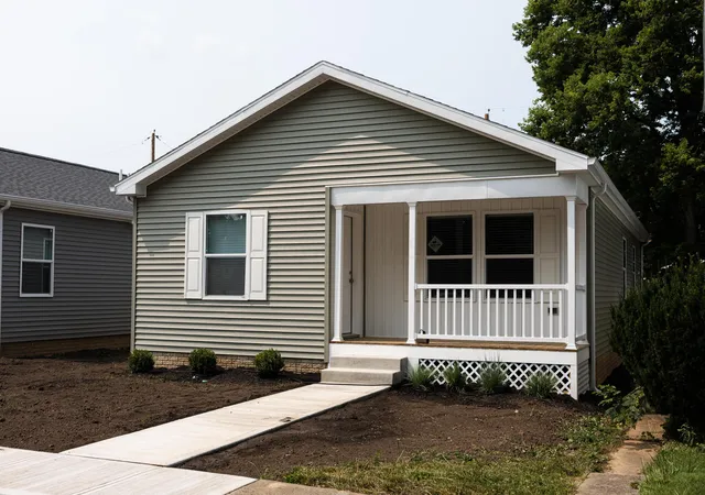 Photo 3 of Single family home for sale at 160 E Channel St, Newark, OH 43055 | MLS# 226027404 | Listing updated on 2026-10-01