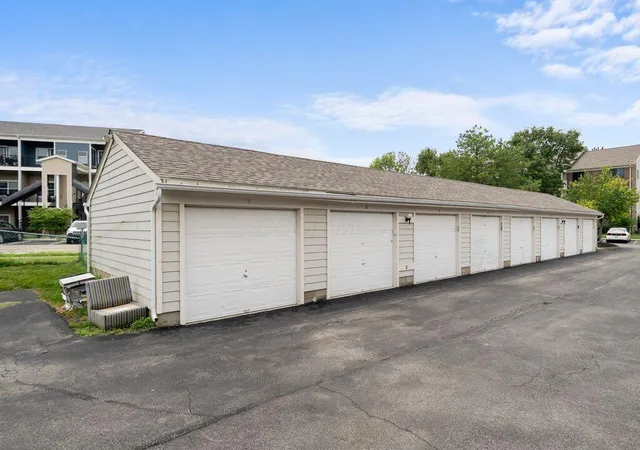 Listing Photo 2 - Condo for sale in building located at 6823 Mdw Creek Dr, Columbus, OH 43235 - Unit #309