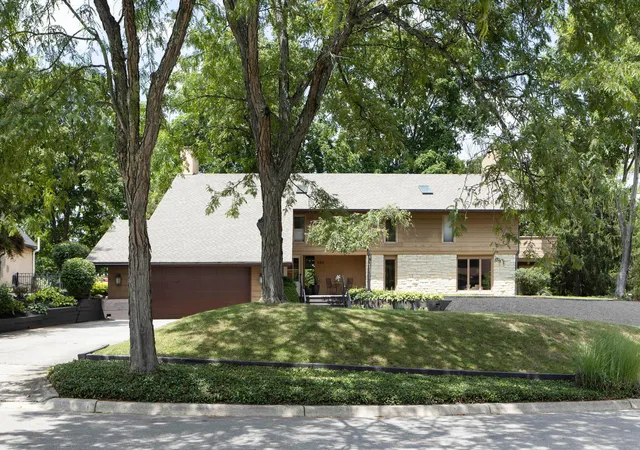 Photo 3 of Single family home for sale at 886 Clayton Dr, Worthington, OH 43085 | MLS# 226027980 | Listing updated on 2026-08-05