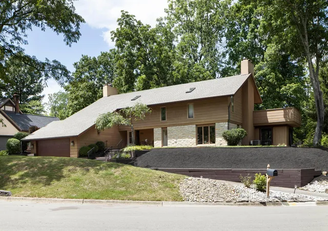 Photo 3 of Single family home for sale at 886 Clayton Dr, Worthington, OH 43085 | MLS# 226027980 | Listing updated on 2026-08-05