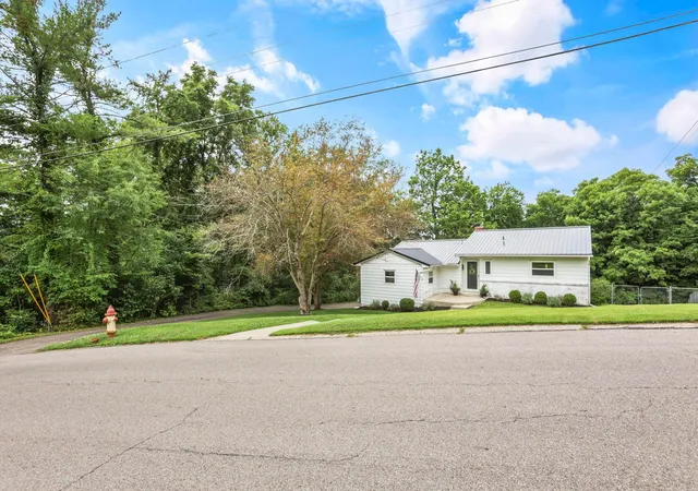 Photo 3 of Single family home for sale at 729 Glenwood Dr, Logan, OH 43138 | MLS# 226028285 | Listing updated on 2026-09-11