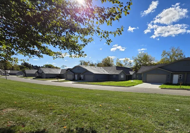 2nd image of 704 Olde Creek Dr, Newark, OH 43055 | MLS# 226027606