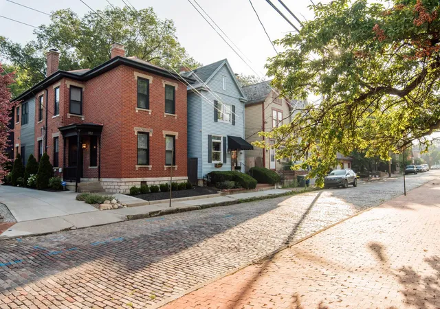 2nd image of 384 E Beck St, Columbus, OH 43206 | MLS# 226029544