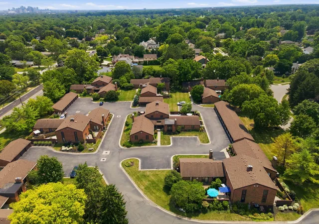 Photo 3 of Sale Pending at 4231 Chaucer Ln, Columbus, OH 43220 | MLS# 226028051 | Listing updated on 2026-08-17
