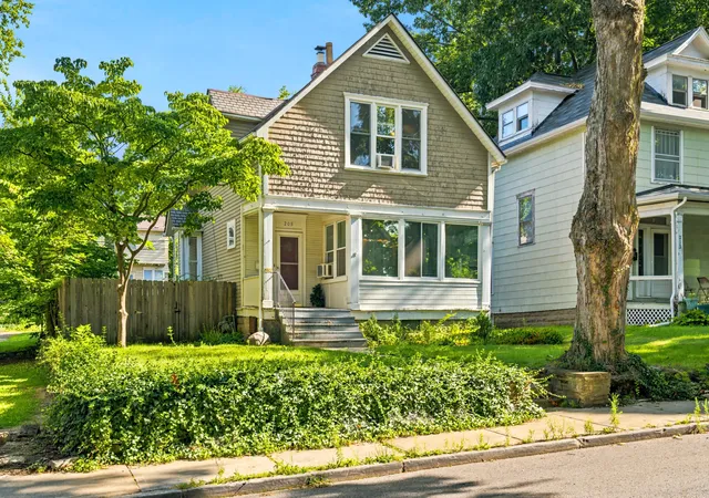 2nd image of 208 E Northwood Ave, Columbus, OH 43201 | MLS# 226030463