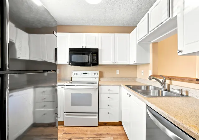 Listing Photo 4 - Condo for sale in building located at 5697 Rutgers Ln, Hilliard, OH 43026 - Unit #179E