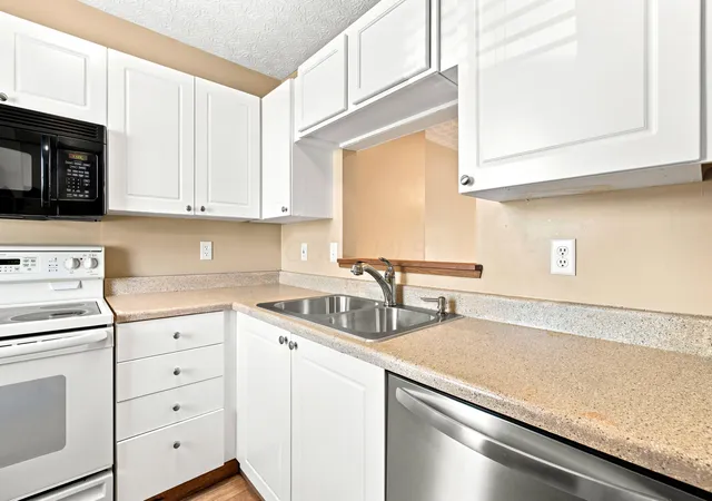 Listing Photo 5 - Condo for sale in building located at 5697 Rutgers Ln, Hilliard, OH 43026 - Unit #179E