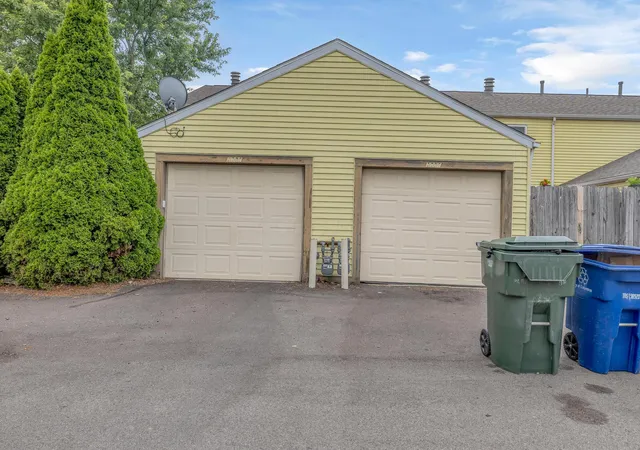 Listing Photo 2 - Condo for sale in building located at 1697 Park Row Dr, Columbus, OH 43235 - Unit #Q