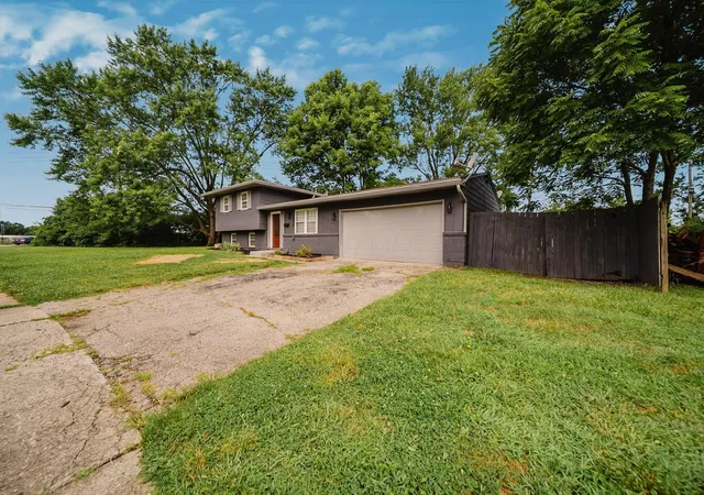 2nd image of 2850 Ravenswood Ct, Columbus, OH 43232 | MLS# 226027763