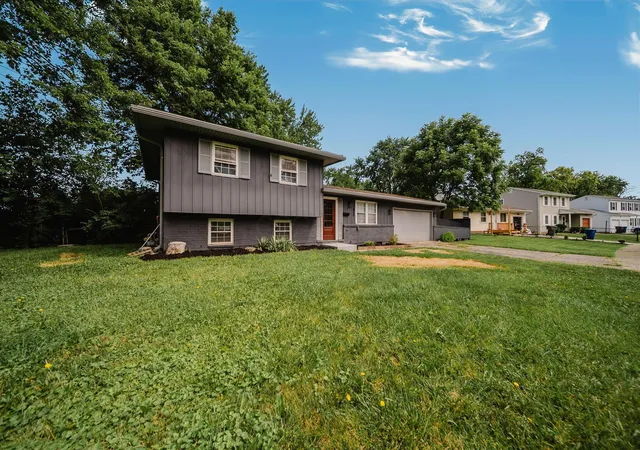 3rd image of 2850 Ravenswood Ct, Columbus, OH 43232 | MLS# 226027763