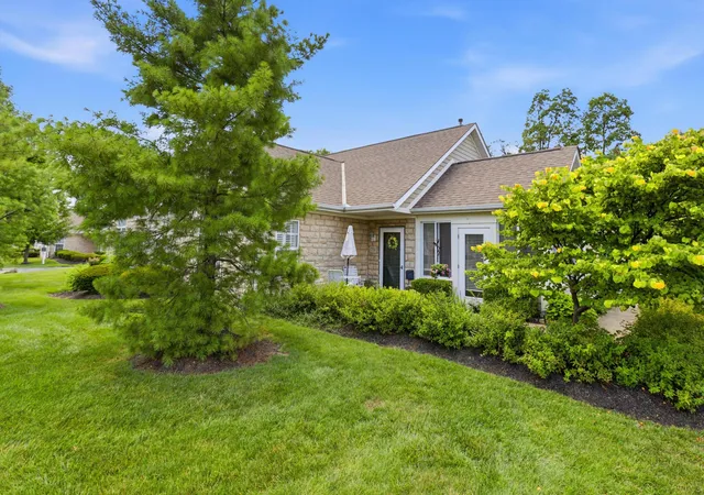Listing Photo 2 - Condo for sale in building located at 731 Windward Ln, Columbus, OH 43230